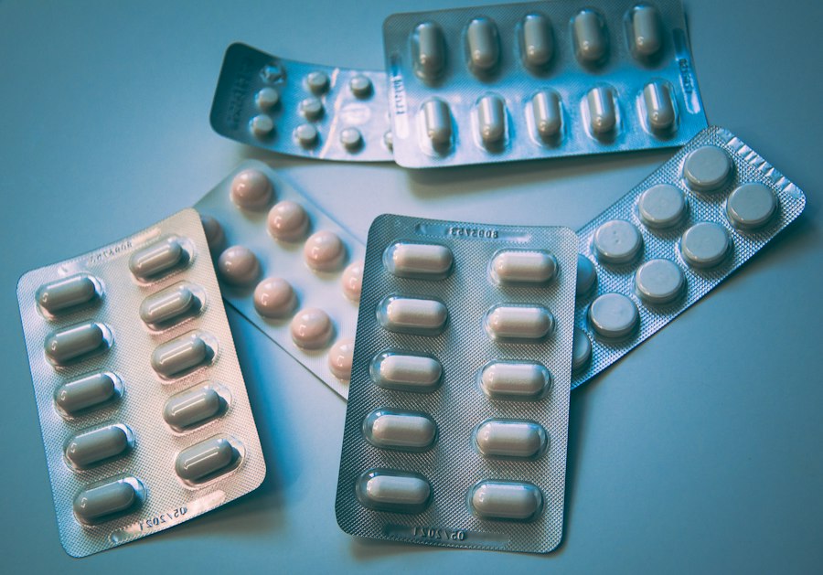 Naturalne składniki aktywne i kapsułki w laboratorium farmaceutycznym